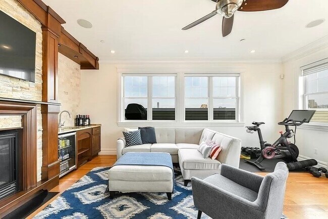 Building Photo - 161 Tudor St