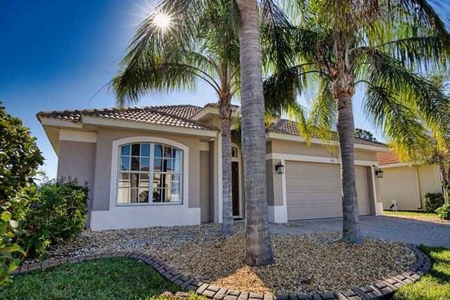 Building Photo - Annual Pool Home in The Stoneybrook Community of Venice!