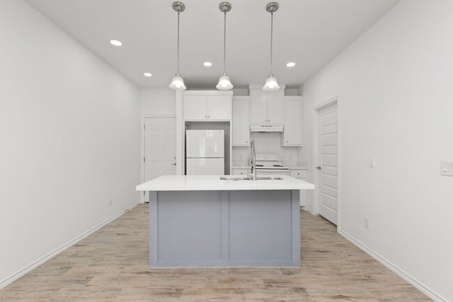 Building Photo - 2712 Rosa Dr