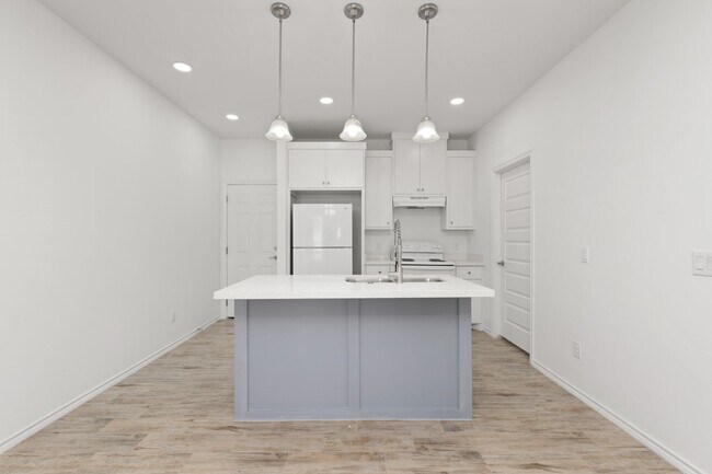 Building Photo - 2715 Maria Dr