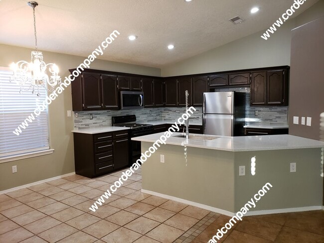 Building Photo - Beautiful 3 Bedroom, 2 Bathroom, 3 Car Gar...