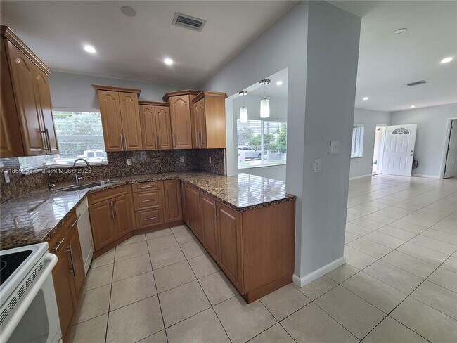 Building Photo - 8839 SW 28th St