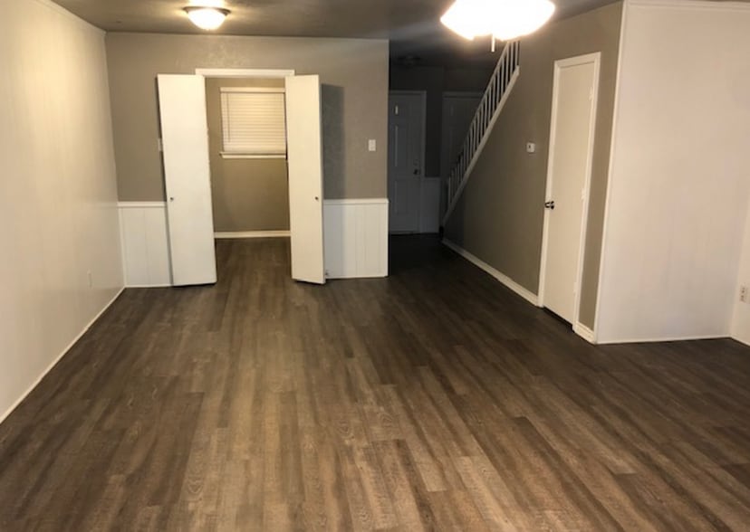 Building Photo - 1806 Camelot Cv