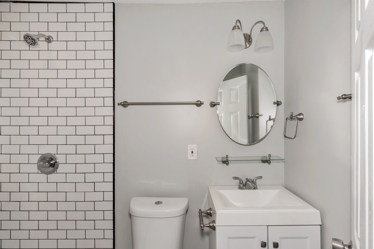 Building Photo - 2206 Walnut St SW