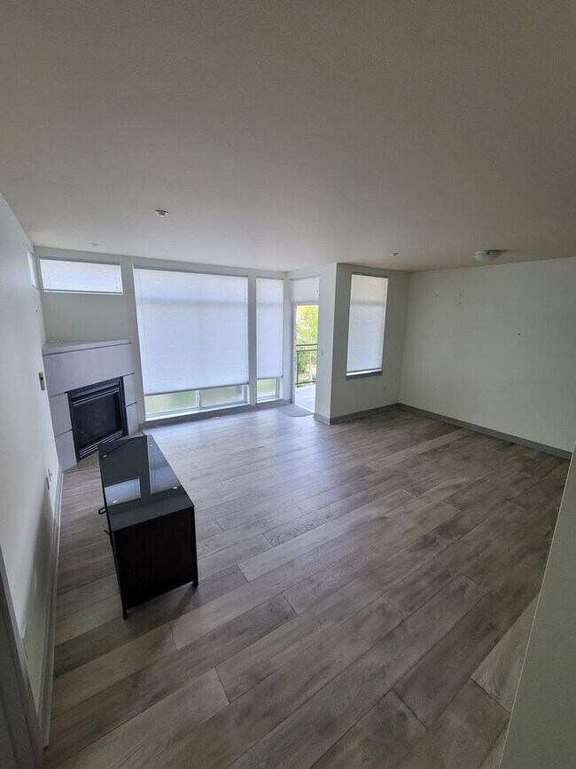Building Photo - Spacious Kirkland Central Condo for Rent.