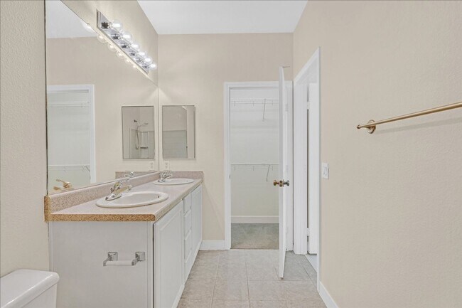 Building Photo - Spacious 2 bedroom condo with attached condo