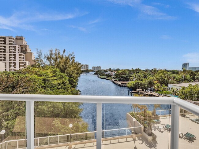 Building Photo - 3000 Holiday Dr