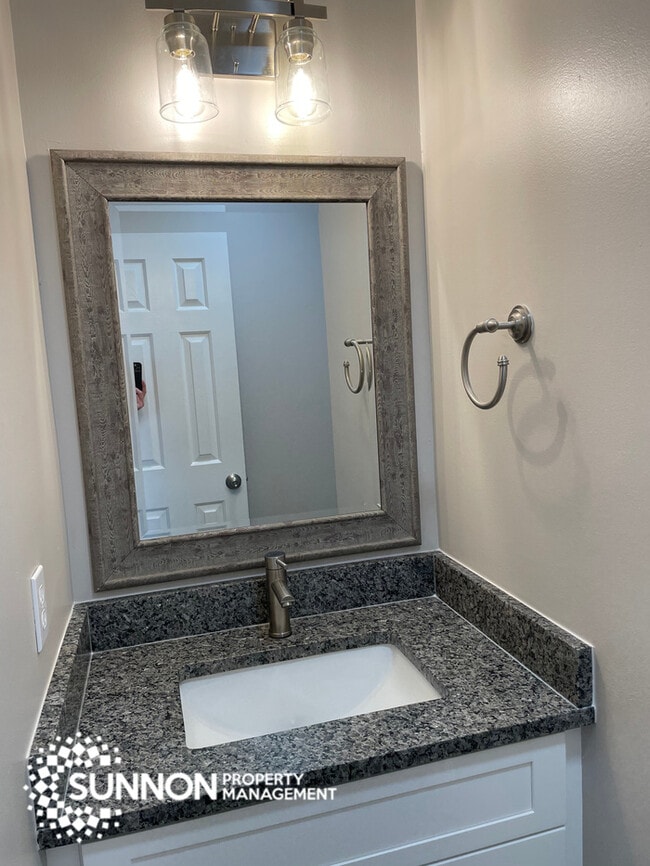 Building Photo - 4 Bed 2.5 Bath in Woodstone with Fenced Yard