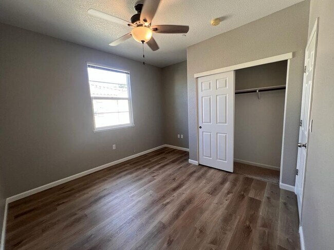 Building Photo - 427 Anchor Ln