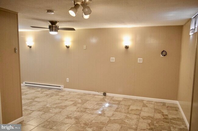 Building Photo - 415 Aspen St