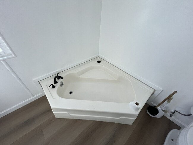 Building Photo - Recently renovated 2 bed 2 bath in Sacramento!