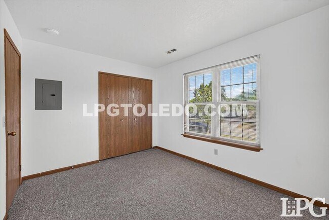 Building Photo - 811 Hilltop Ln
