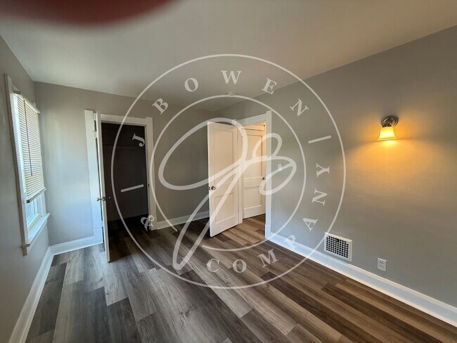 Building Photo - "Charming 3-Bedroom Gem with Granite countertops in West Toledo.