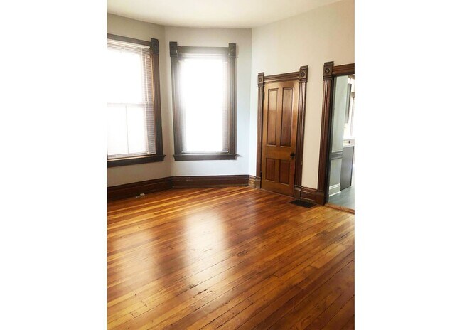 Building Photo - 3255 Bishop St