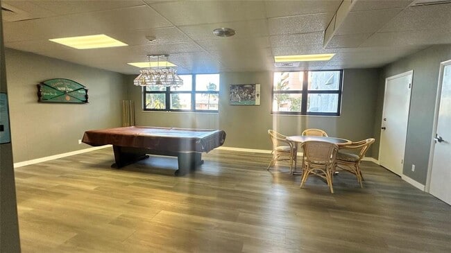 Building Photo - 1401 N Riverside Dr