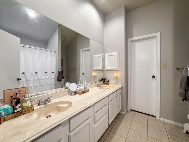 Building Photo - 2909 Laurelridge Dr