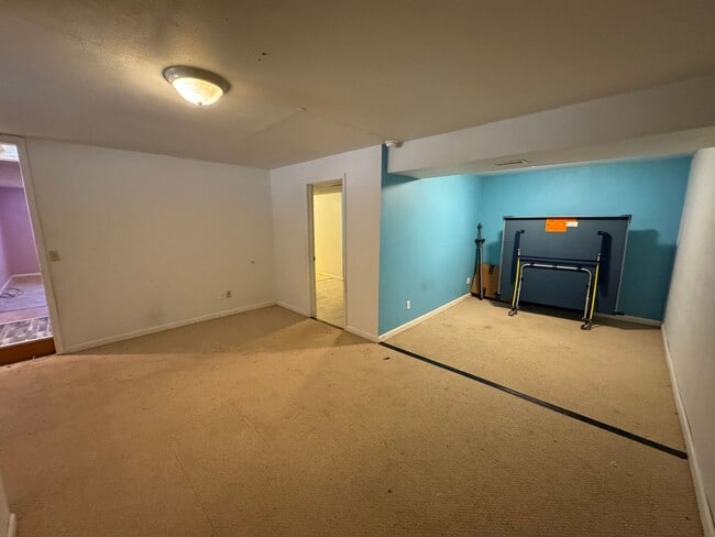 Building Photo - 5 Bedrooms!