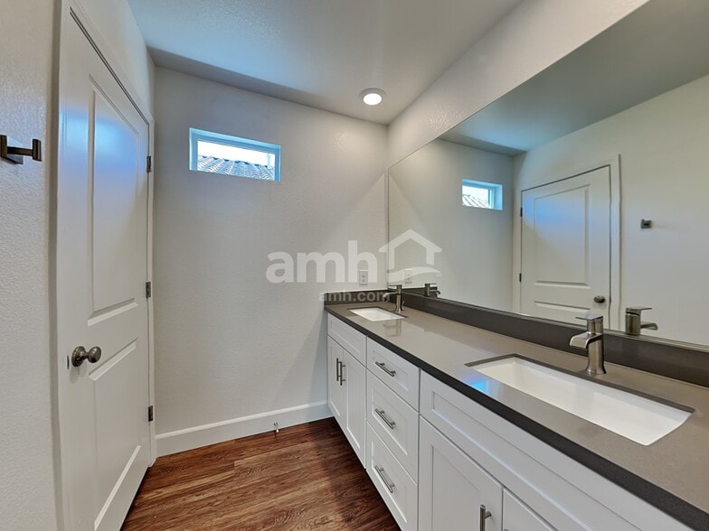 Building Photo - 9165 Ribbon Mdw Ct