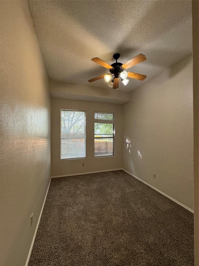 Building Photo - 2111 Castle View Dr