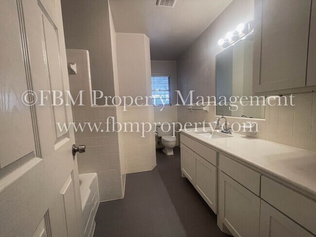 Building Photo - 214 Pensacola Ave