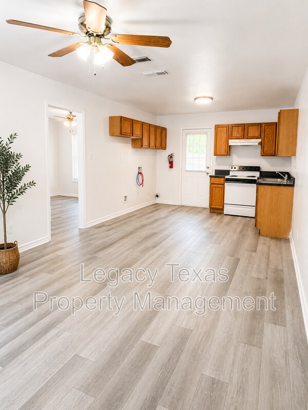 Building Photo - 705 Miracle Ln