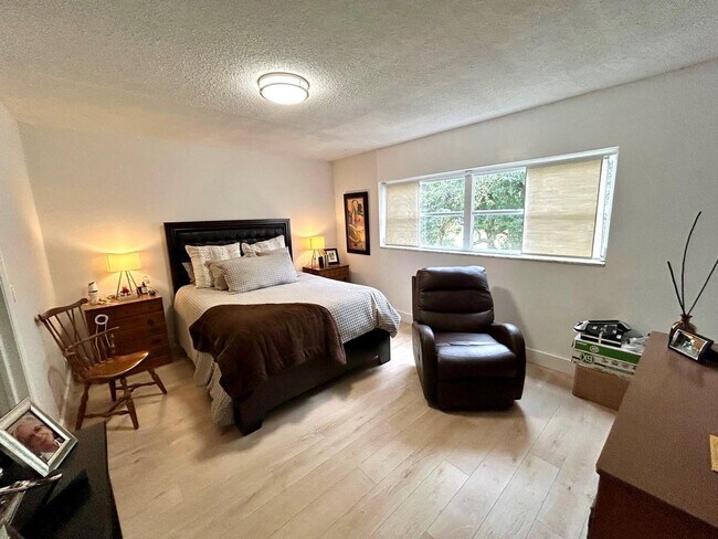 Building Photo - 1050 Country Club Dr