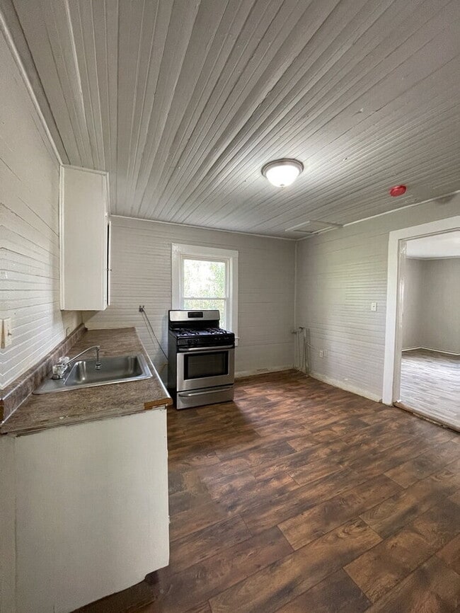 Building Photo - 419 Douglas St