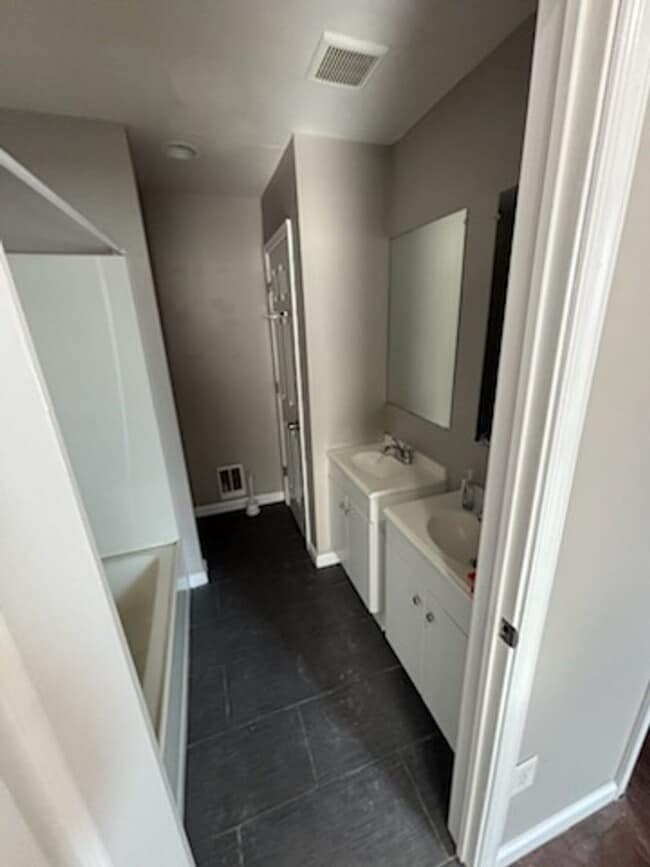 Building Photo - Stunning 3 Bed / 3 Bath Single-Family Home with Gated Backyard – Available Now!