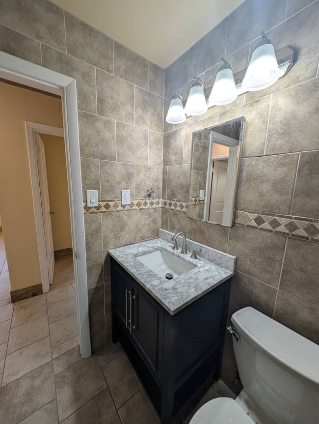 Building Photo - 815 NW River Shores Blvd