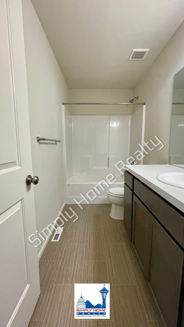 Building Photo - Spacious Tumwater home with a rare downstairs bedroom and a full bathroom!