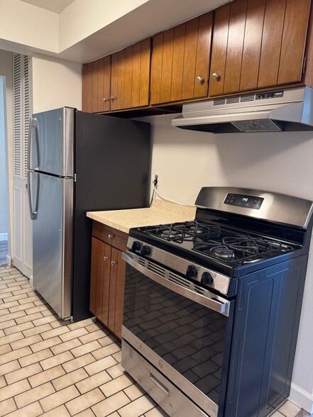 Building Photo - 2260 N Summit Ave