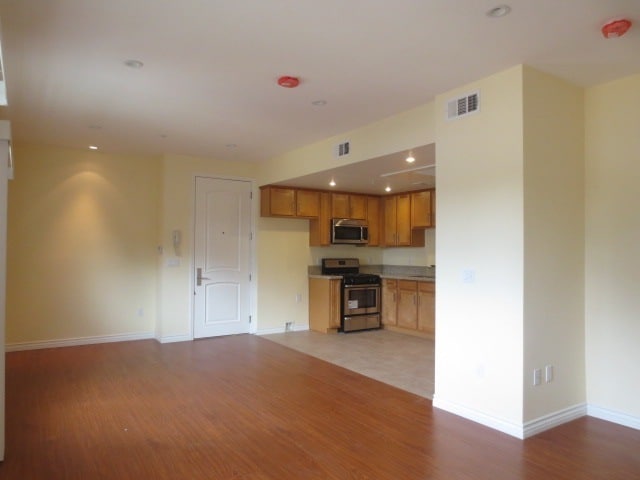 Building Photo - 14826 Vanowen St