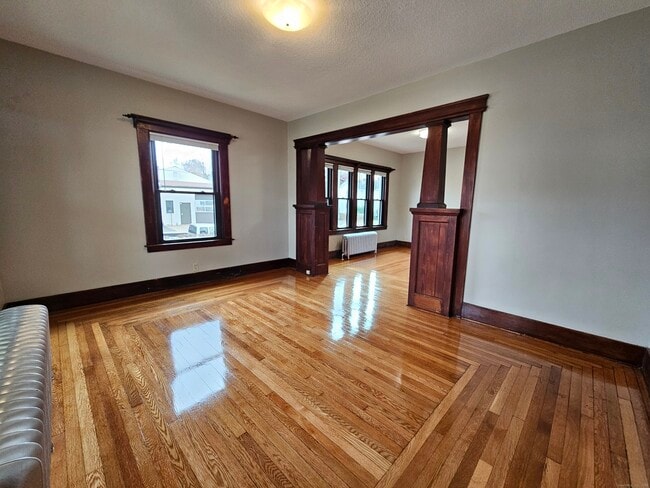 Building Photo - 581 Center St