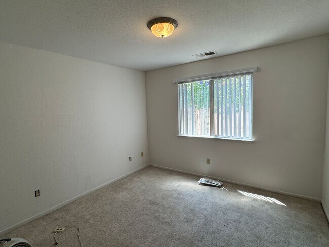 Building Photo - 3 bedroom 2 bath house in established neighborhood