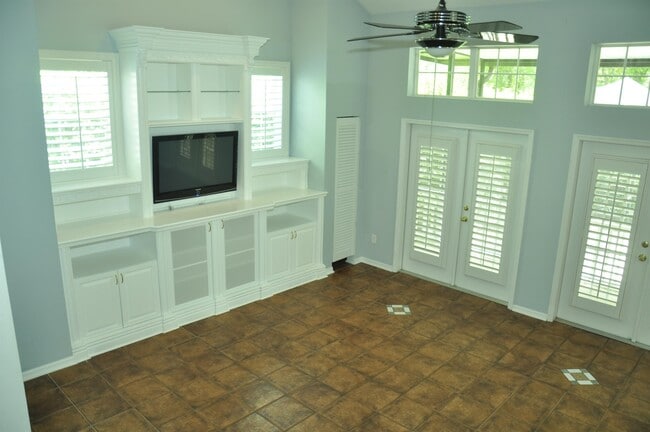 Building Photo - 607 Nadina Pl