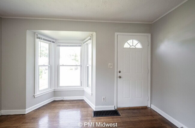 Building Photo - "Charming 2-Bed Home with Gleaming Hardwoo...