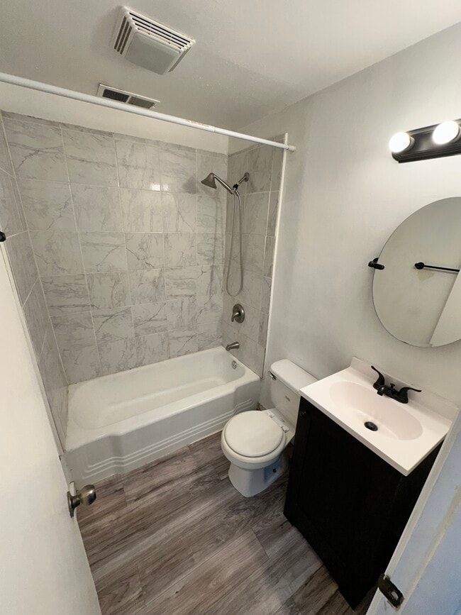 Building Photo - 518 1/2 W Walnut St