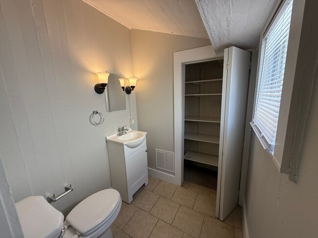 Building Photo - 4 Bedroom, 1.5 Bath Home – Swan Neighborho...