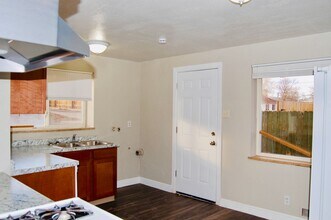 Building Photo - Updated 3Bedroom- In-Unit Laundry-$1,000 Move-In credit