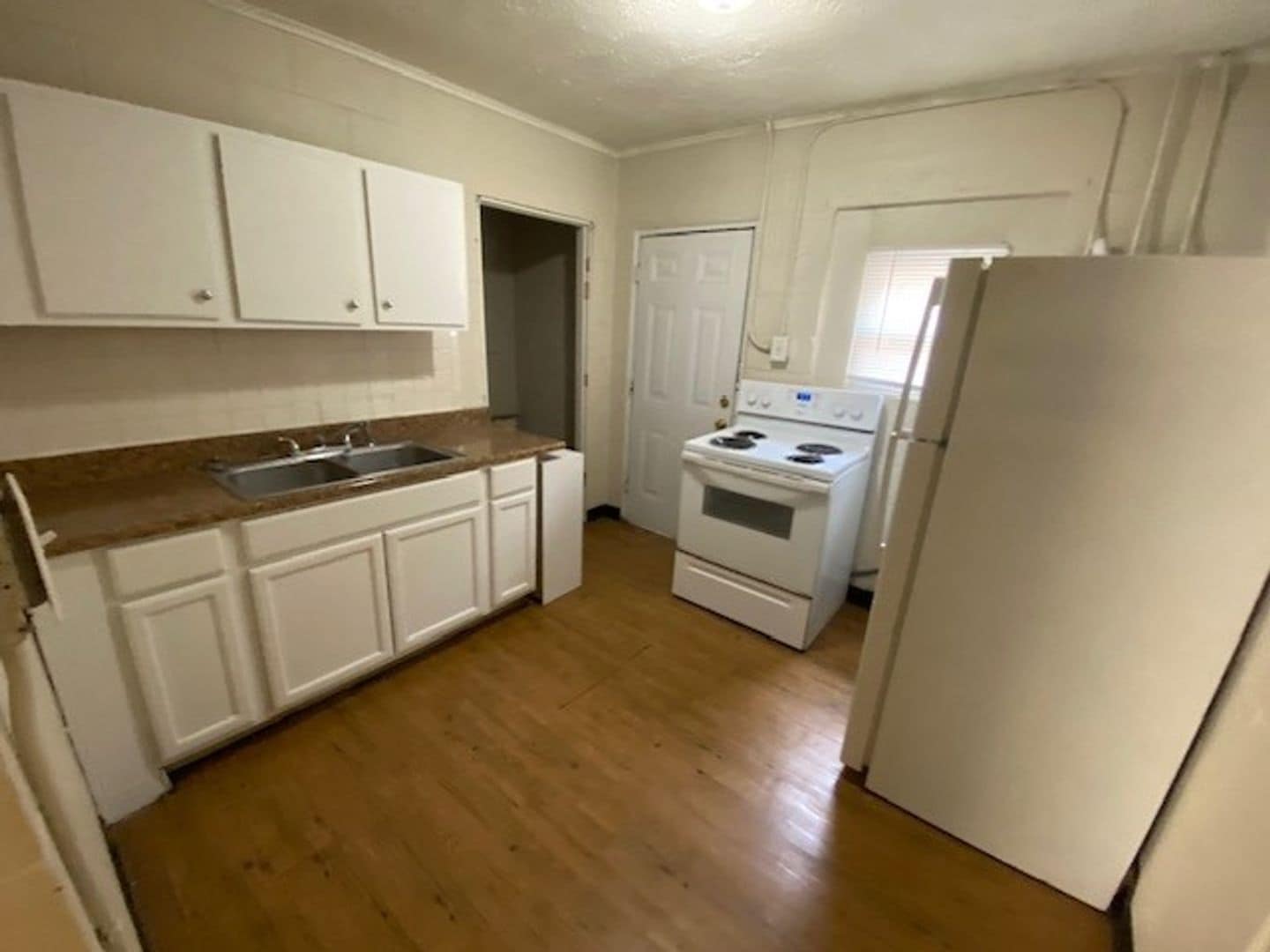 Building Photo - Spacious 2BR Apartment on Westside
