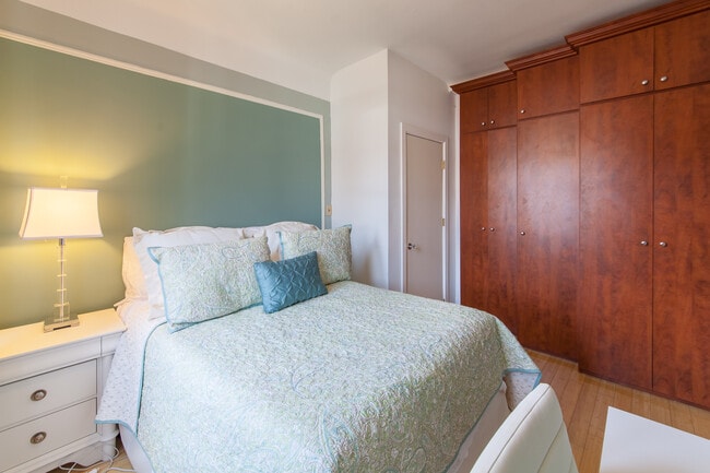 Building Photo - 127 W 82 St