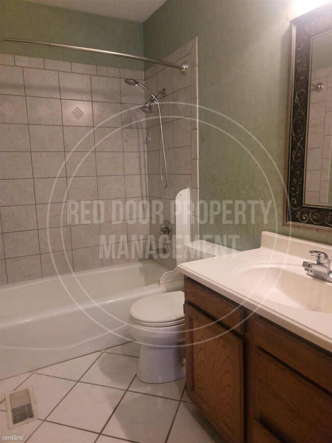 Building Photo - 3 br, 2 bath Duplex - 2030 Rosewood Court