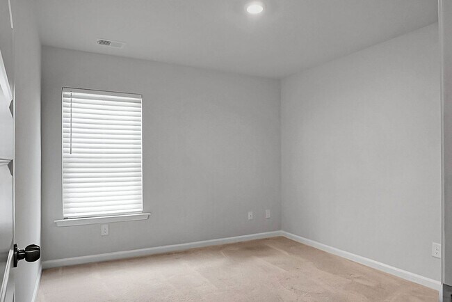 Building Photo - 5 Bedroom, 3.5 Bath, Beautiful Summerville Home, Master on Main