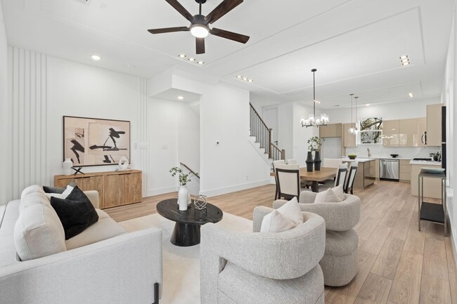 Building Photo - 905 Woodcrest Dr