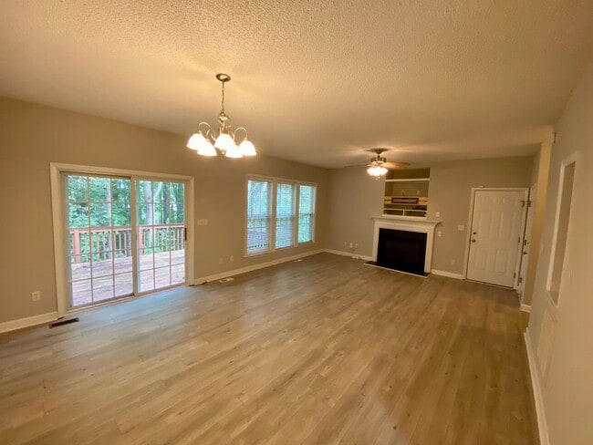 Building Photo - 2425 Laurel Falls Ln