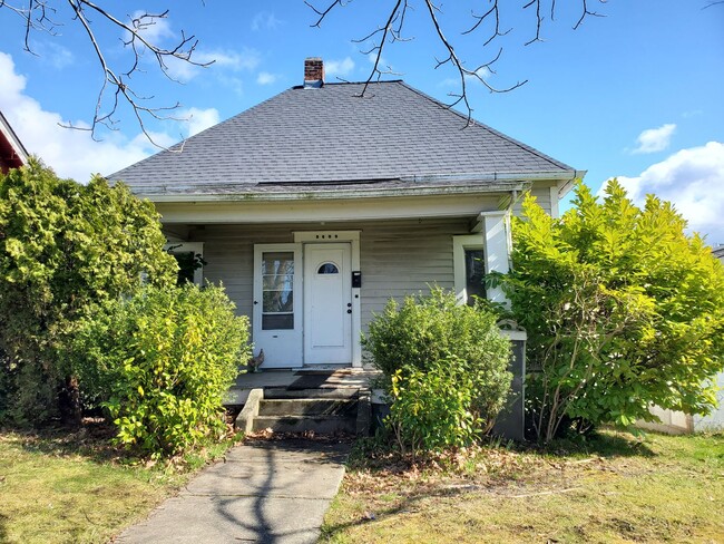 Primary Photo - Charming older home on a cute tree lined s...