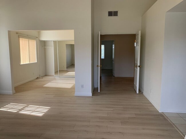 Building Photo - Beautiful 3 Bedrooms, 2.5 Baths Home with 3 Garage in Gated West Covina Community