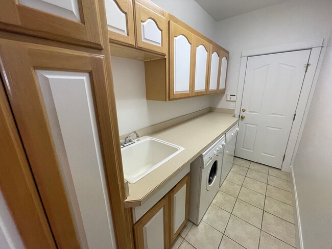 Building Photo - Lovely 3 Bed 2 Bath House in River Road Area