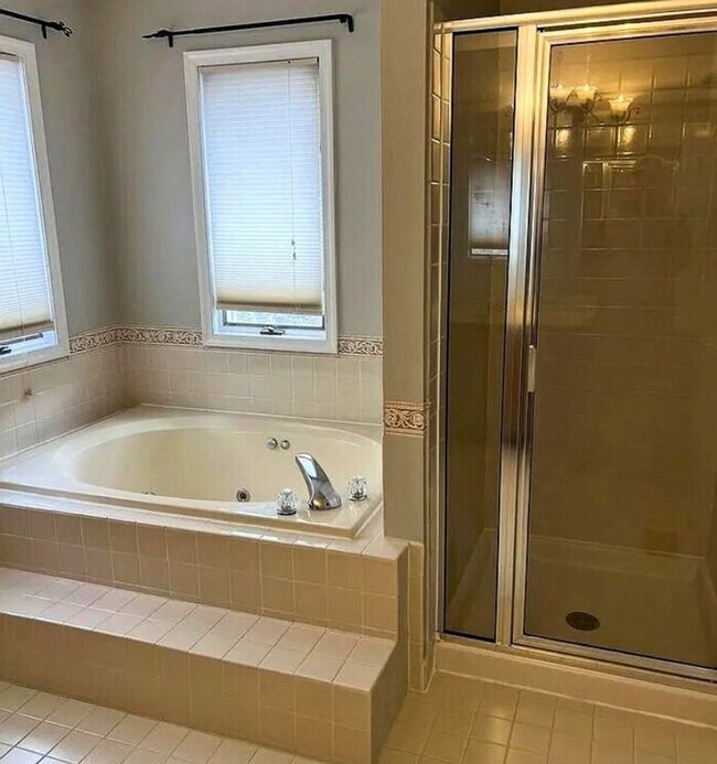 Building Photo - 3 Bedroom 2.5 bath End-Unit Orchard Valley Townhome in Kennett Square