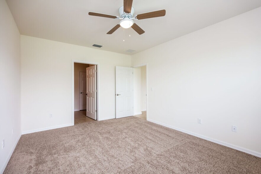 Building Photo - 2558 Surfside Blvd